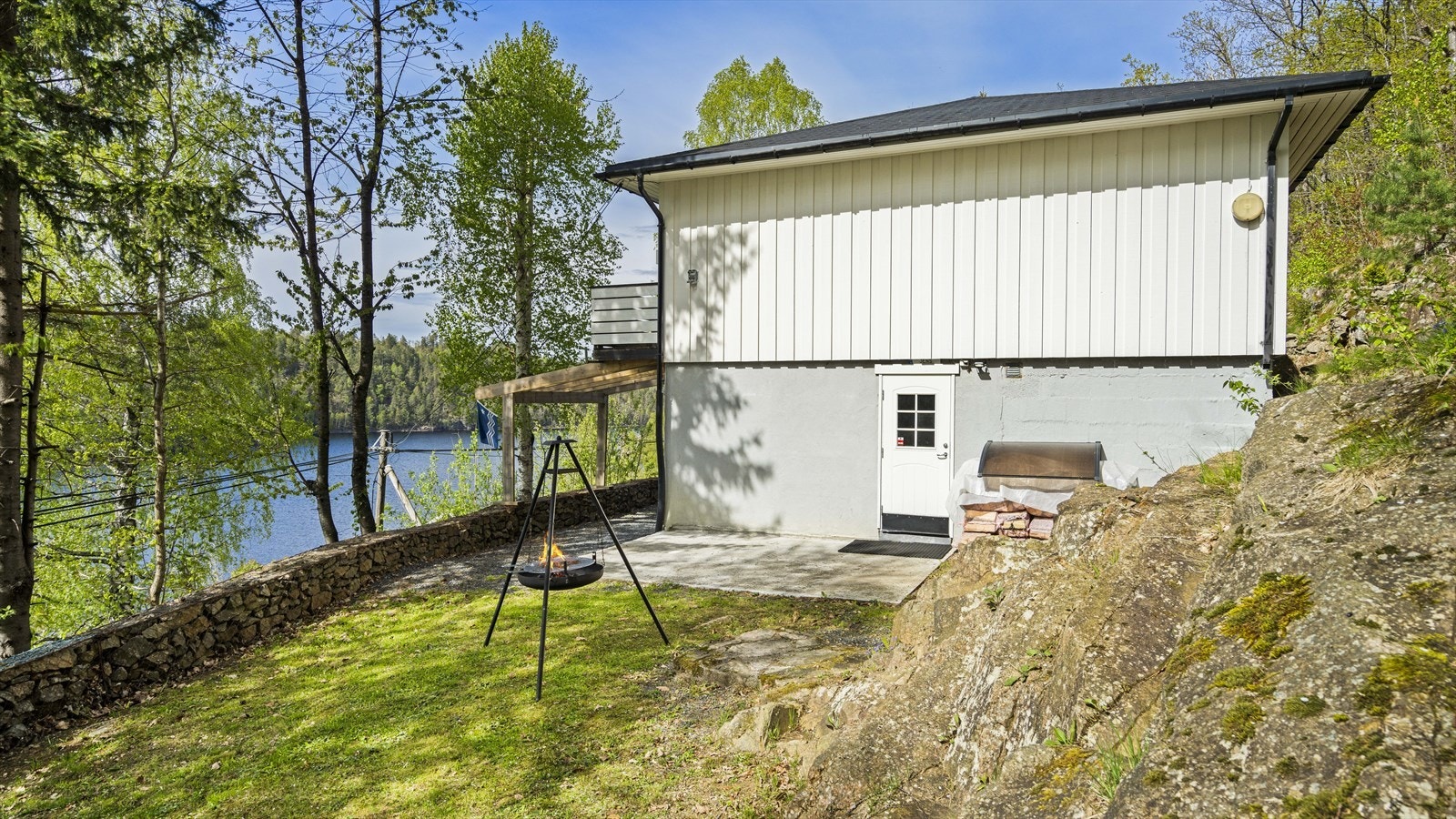 Boligen har hyggelig hageområde med gress Galleribilde