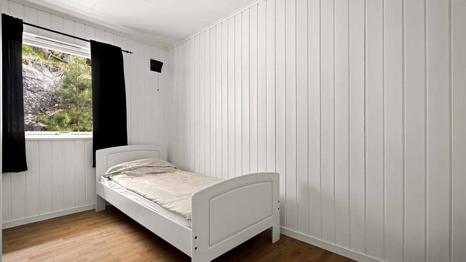 Det andre soverommet er av god størrelse med plass til seng og tilhørende møbler. Galleribilde