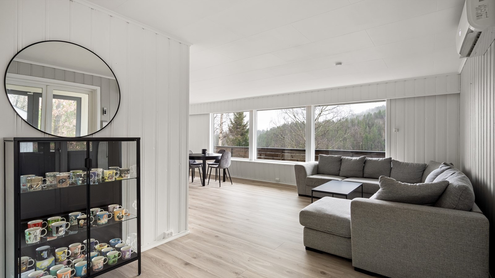 Stuen har en romslig planløsning med gode innredningsmuligheter Galleribilde