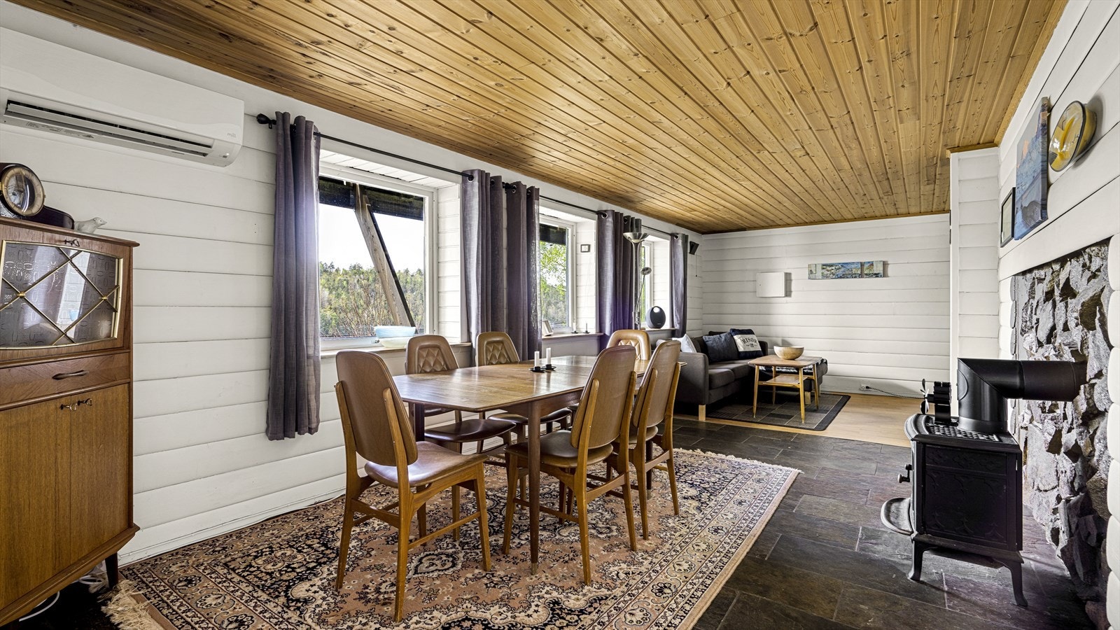 Underetasjen består av stue, separat kjøkken, bad, soverom og bod. Galleribilde