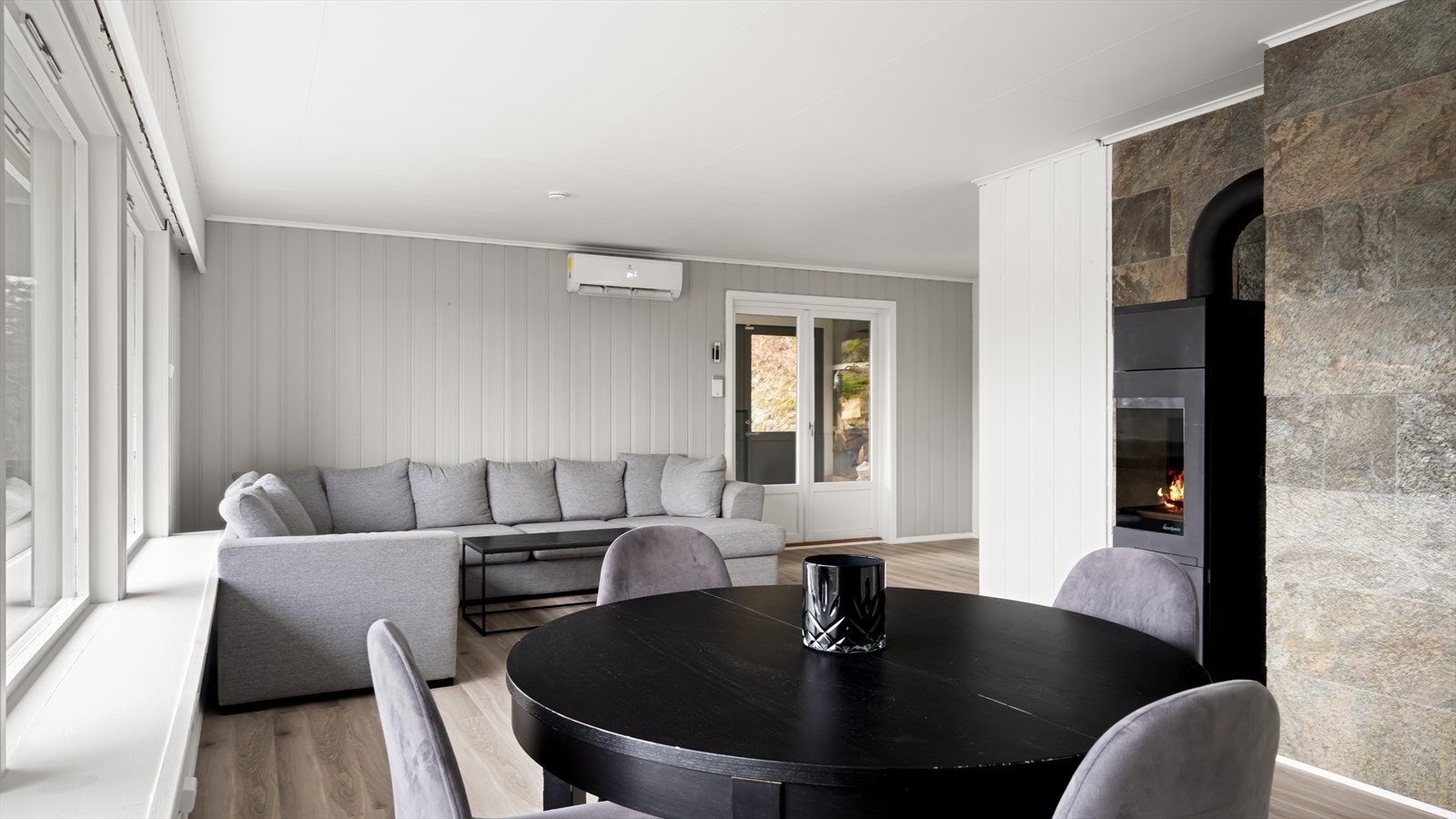 Det er god plass til sofagruppe, stort spisebord og annet ønsket møblement. Galleribilde