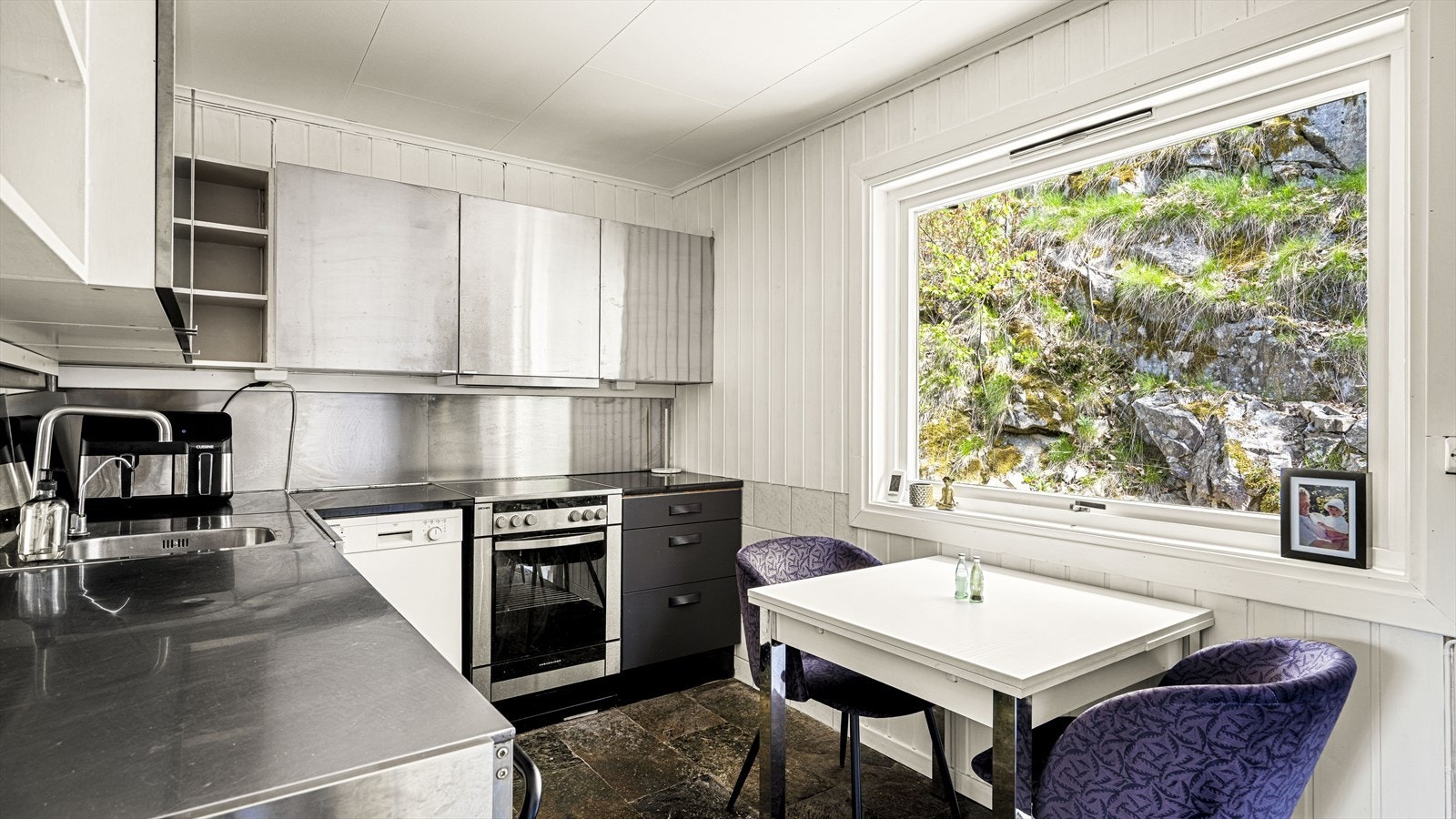 Separat kjøkken med plass til et hyggelig frokostbord. Kjøkkenet har plass til komfyr, oppvaskmaskin og kjøl/fryseskap. Galleribilde