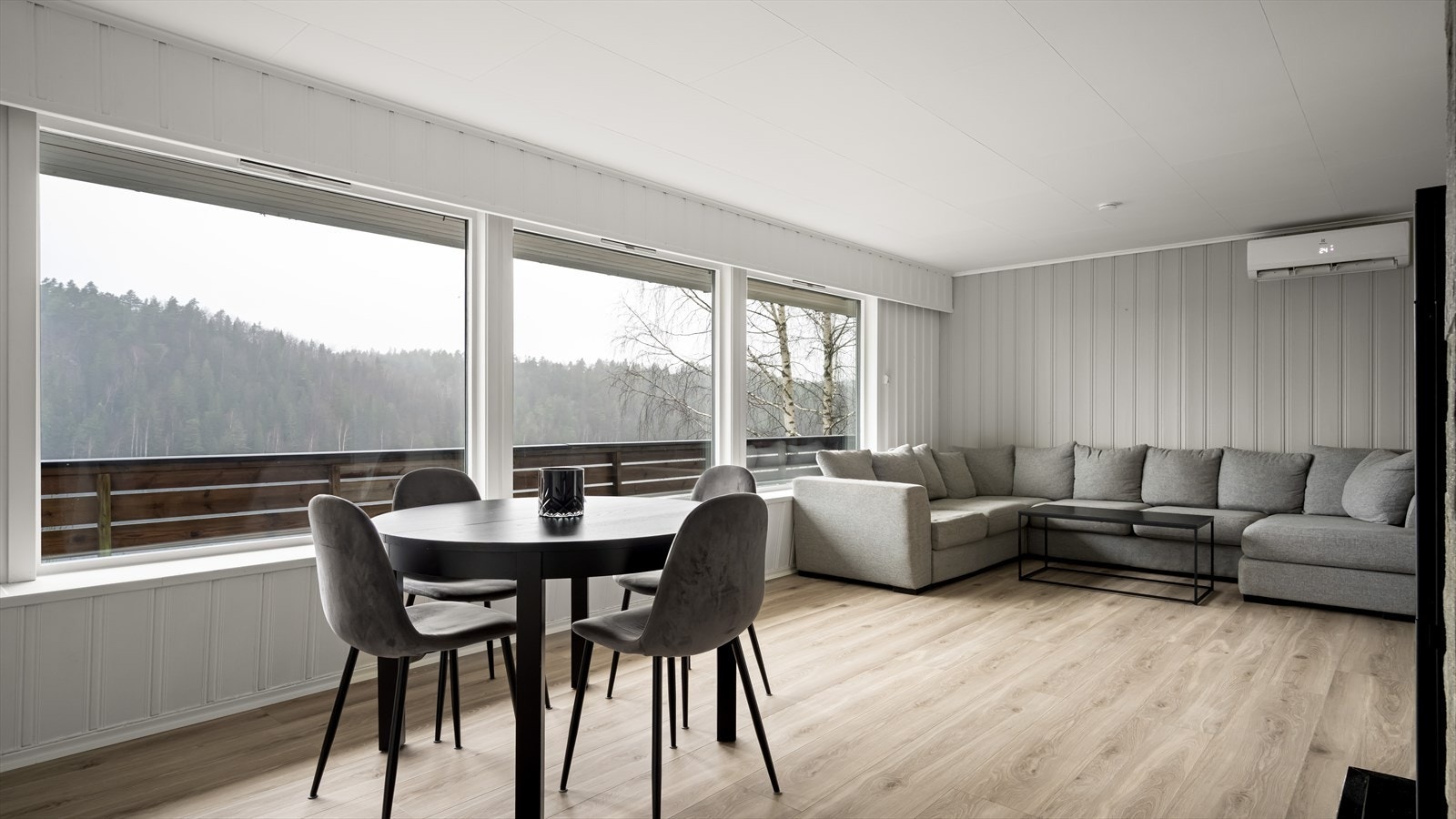 Lys og hyggelig stue med store vindusflater som gir gode naturlige lysforhold. Galleribilde