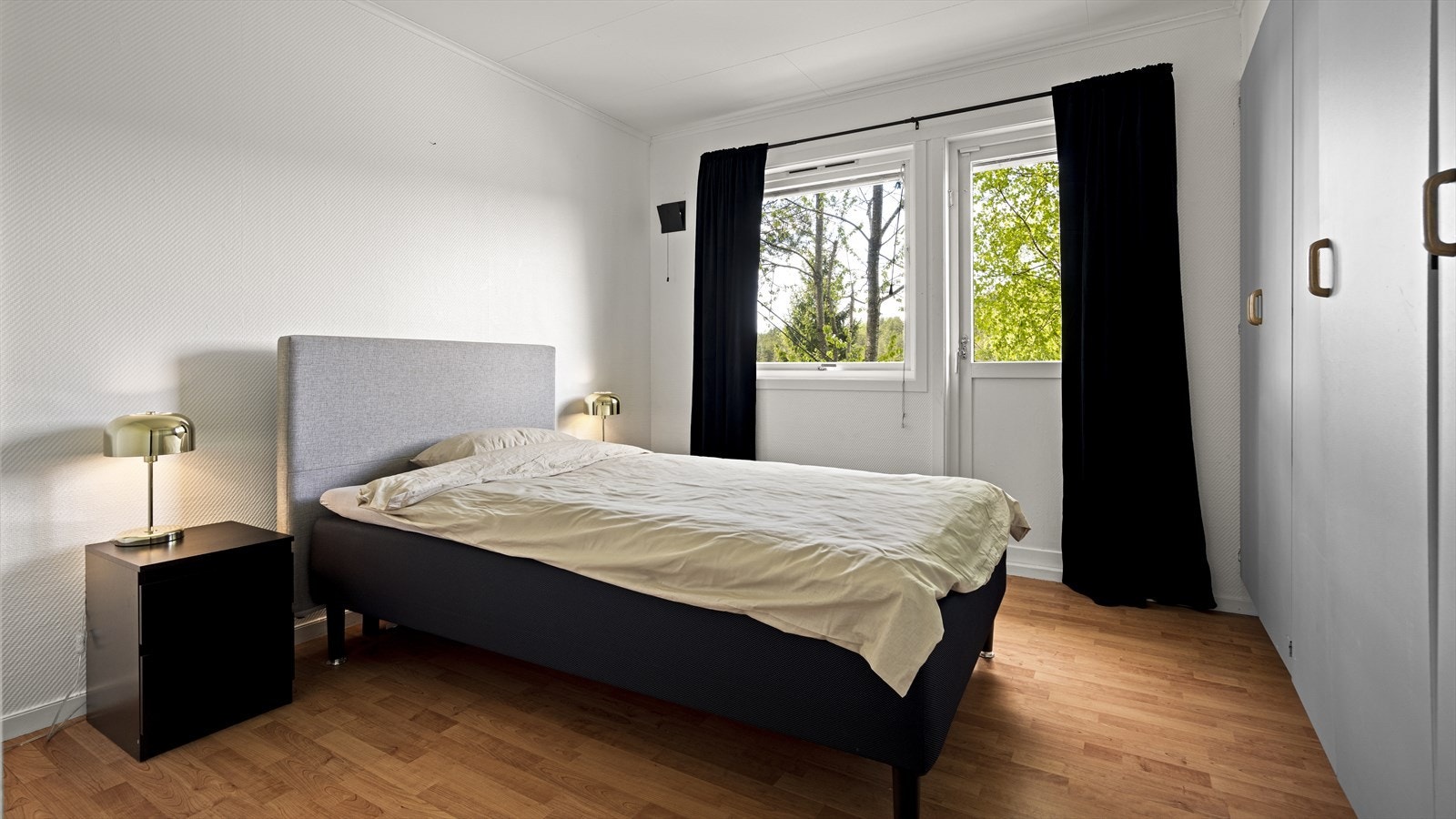 Romslig hovedsoverom med god plass til dobbeltseng og nattbord. Det er godt med oppbevaringsplass i plassbygd garderobe. Galleribilde