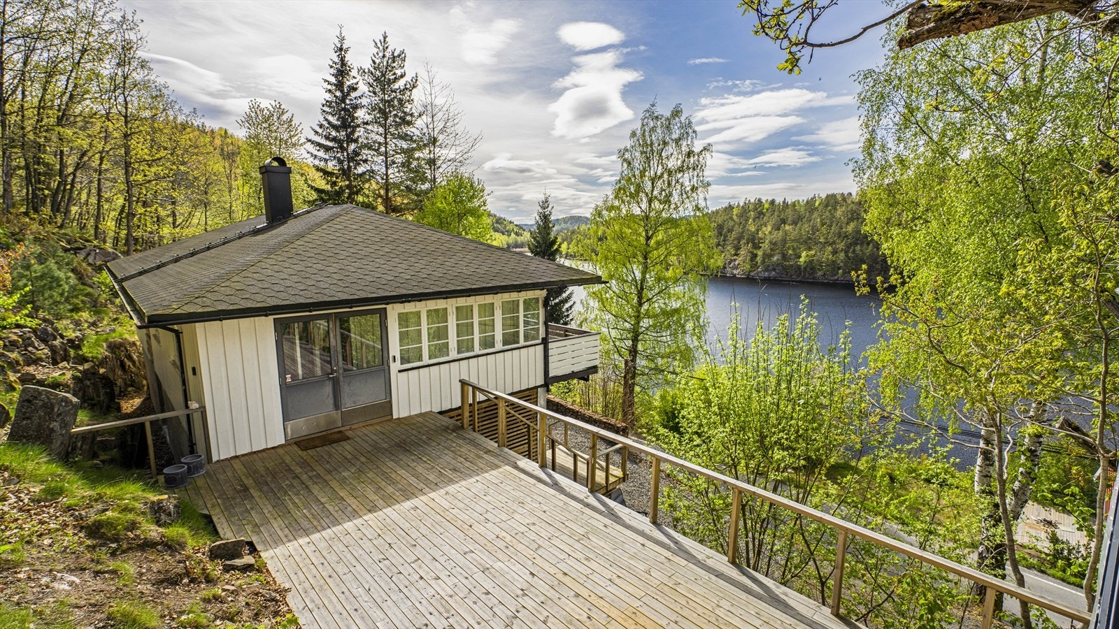 Stor og usjenert terrasse med gode møbleringsmuligheter Galleribilde