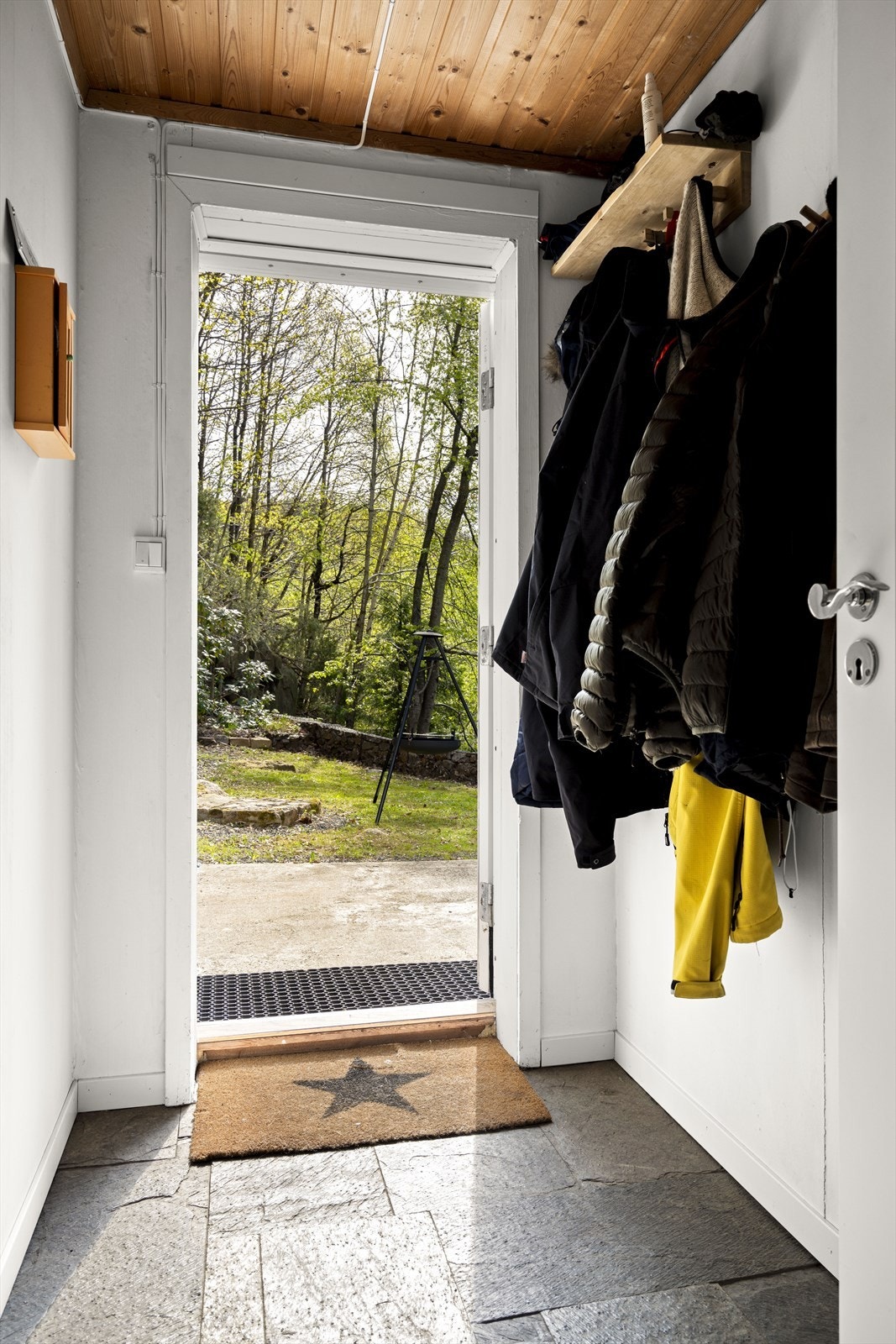 Entré med plass til å henge fra seg yttertøy. Galleribilde