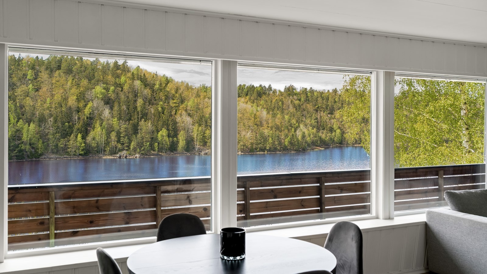 Fra stuen vinduet har man nydelig utsikt over Løvdalsvannet! Galleribilde