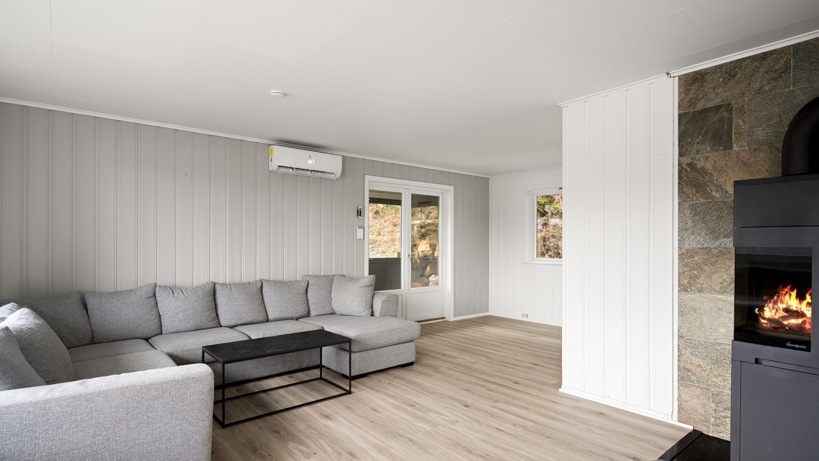 I rommet er det montert varmepumpe som gir effektiv varme, samt en delikat vedovn som skaper en hyggelig atmosfære. Galleribilde