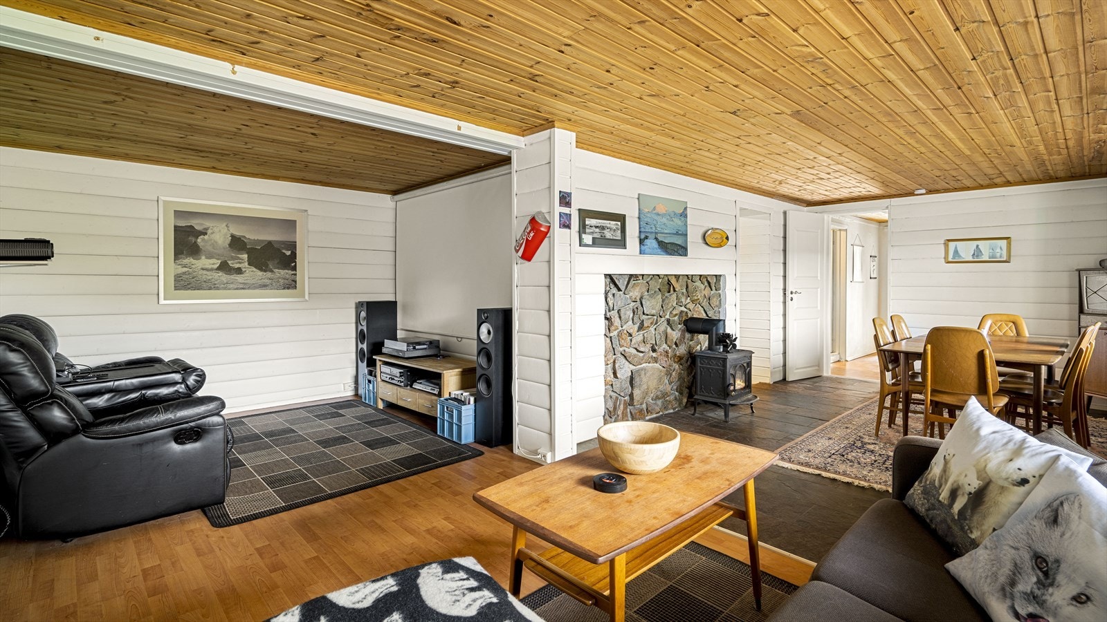 Romslig stue med flere soner som gjør den enkel å innrede. Galleribilde