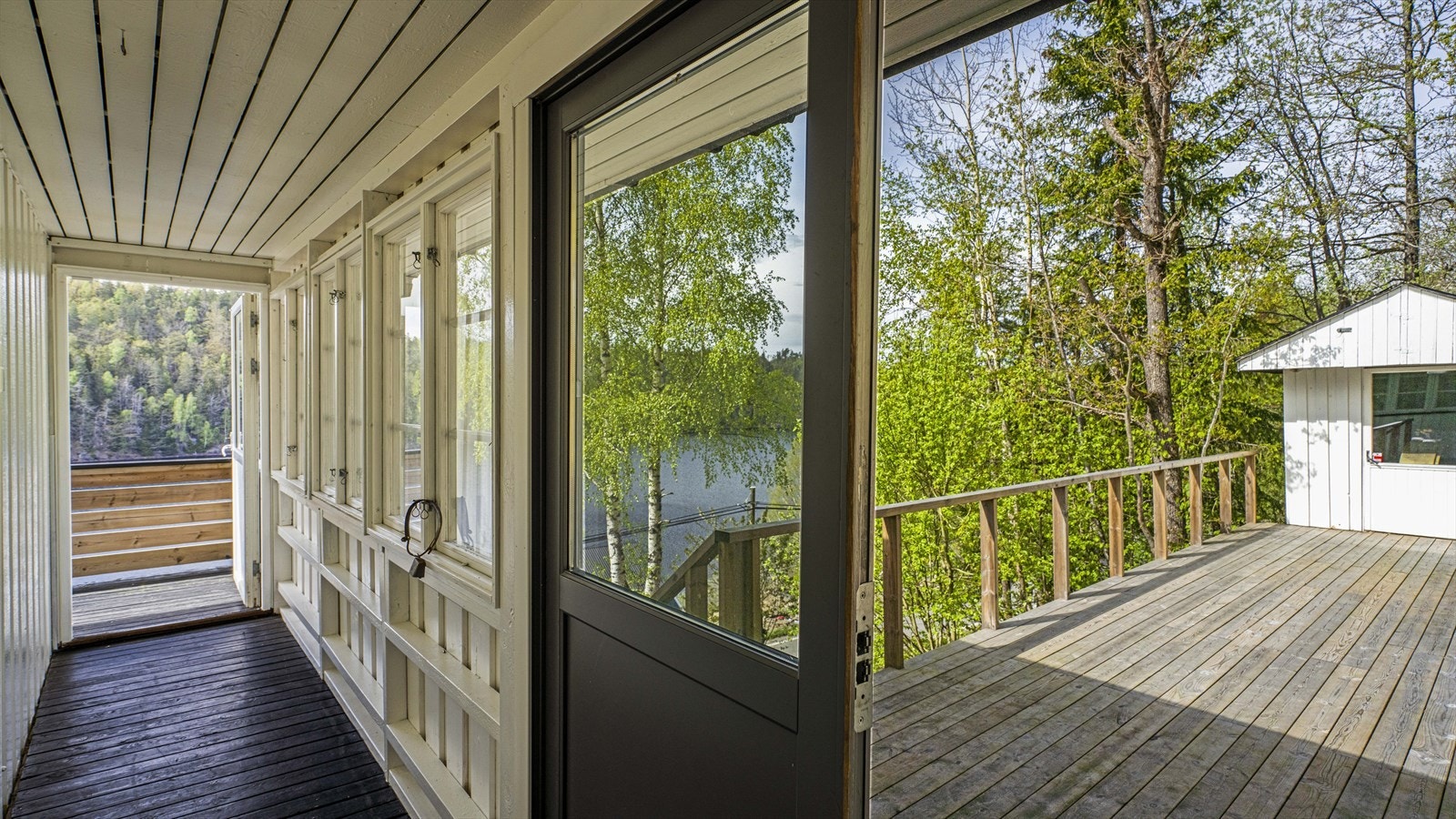 Fra overbygget inngangspartiet har man utgang til to flotte uteplasser. Galleribilde