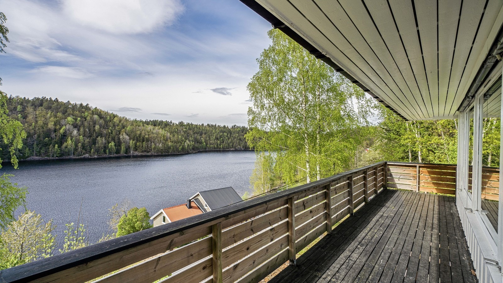 Innholdsrikt enebolig over to plan i fredelige og rolige omgivelser, ca. 14 km fra Risør! Galleribilde