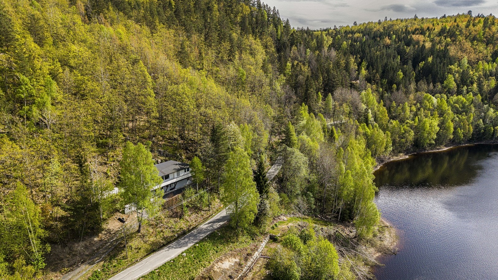 Eiendommen ligger på en høyde og har nydelig utsikt over Løvdalsvannet. Galleribilde