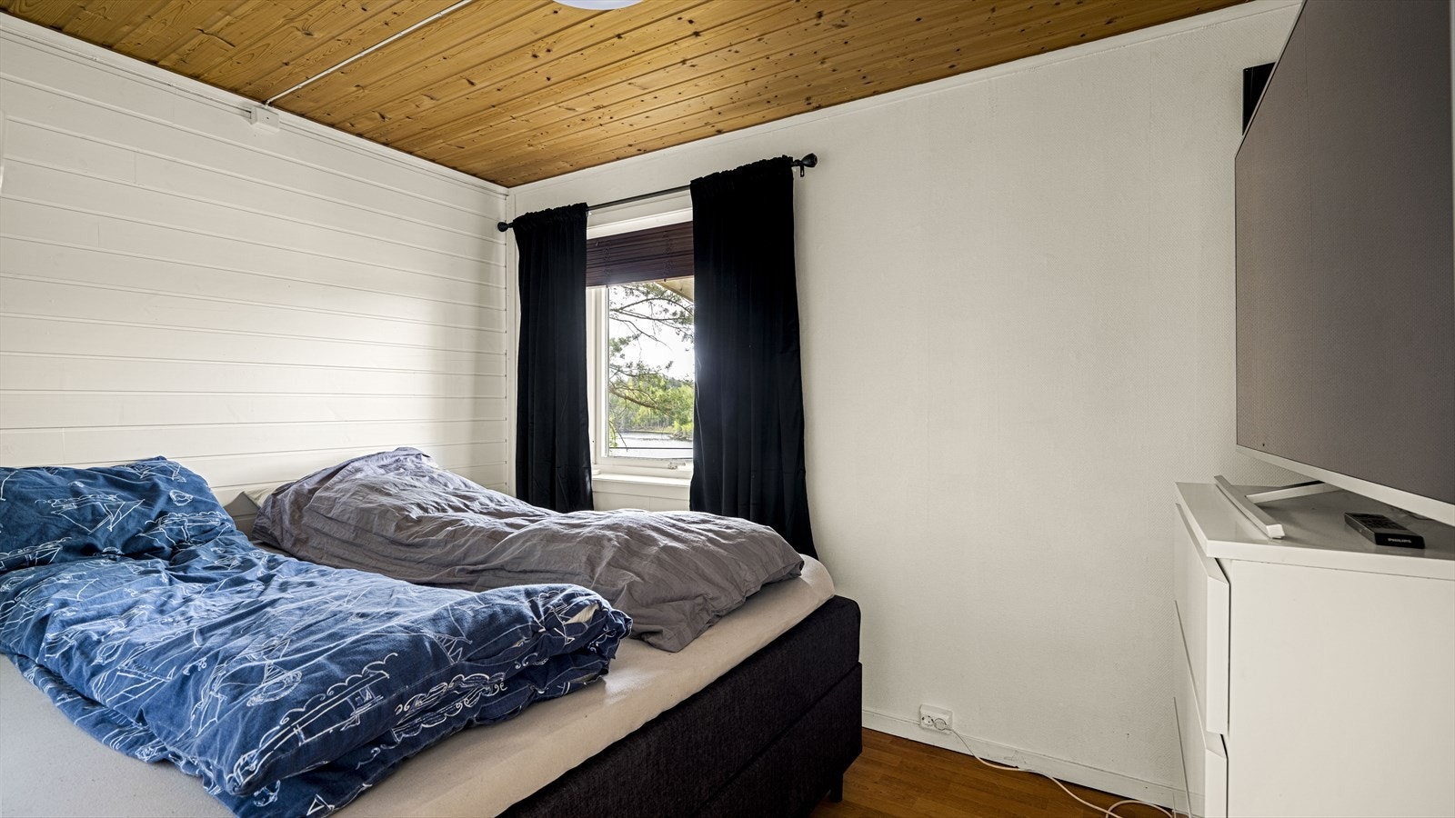 Soverom med plass til dobbeltseng og tilhørende møblement. Galleribilde