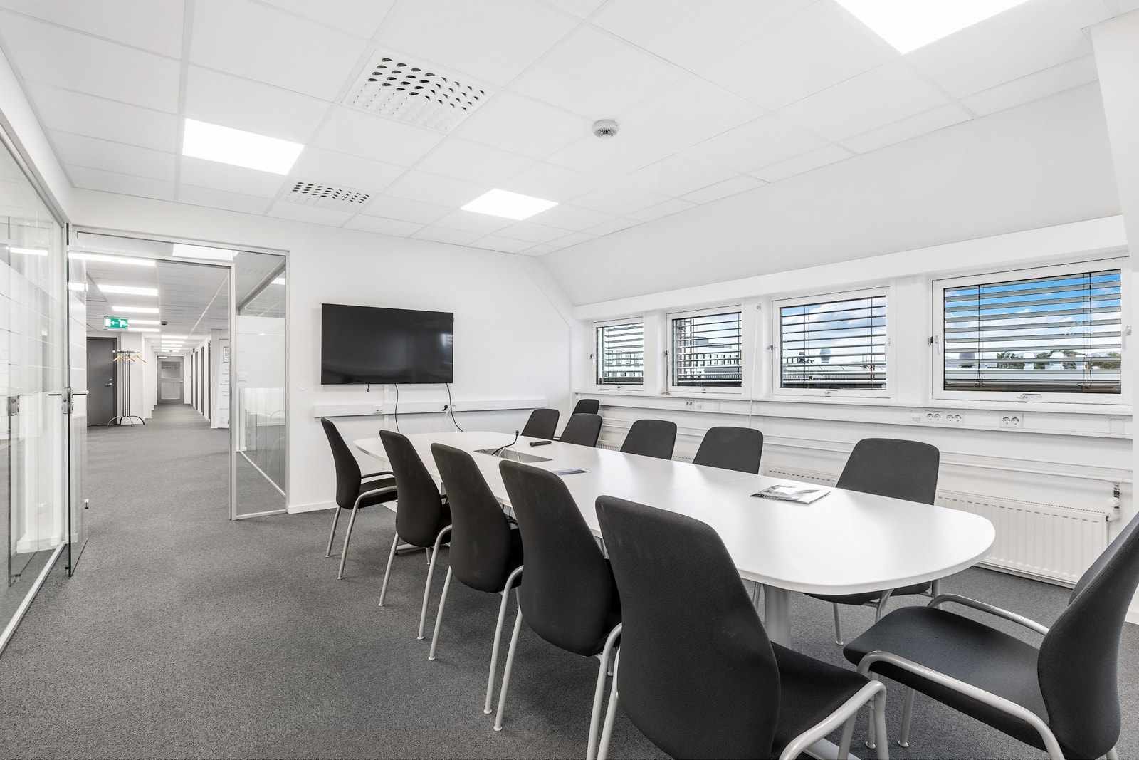 De to møterommene er utstyrt med TV, pult og stoler Galleribilde