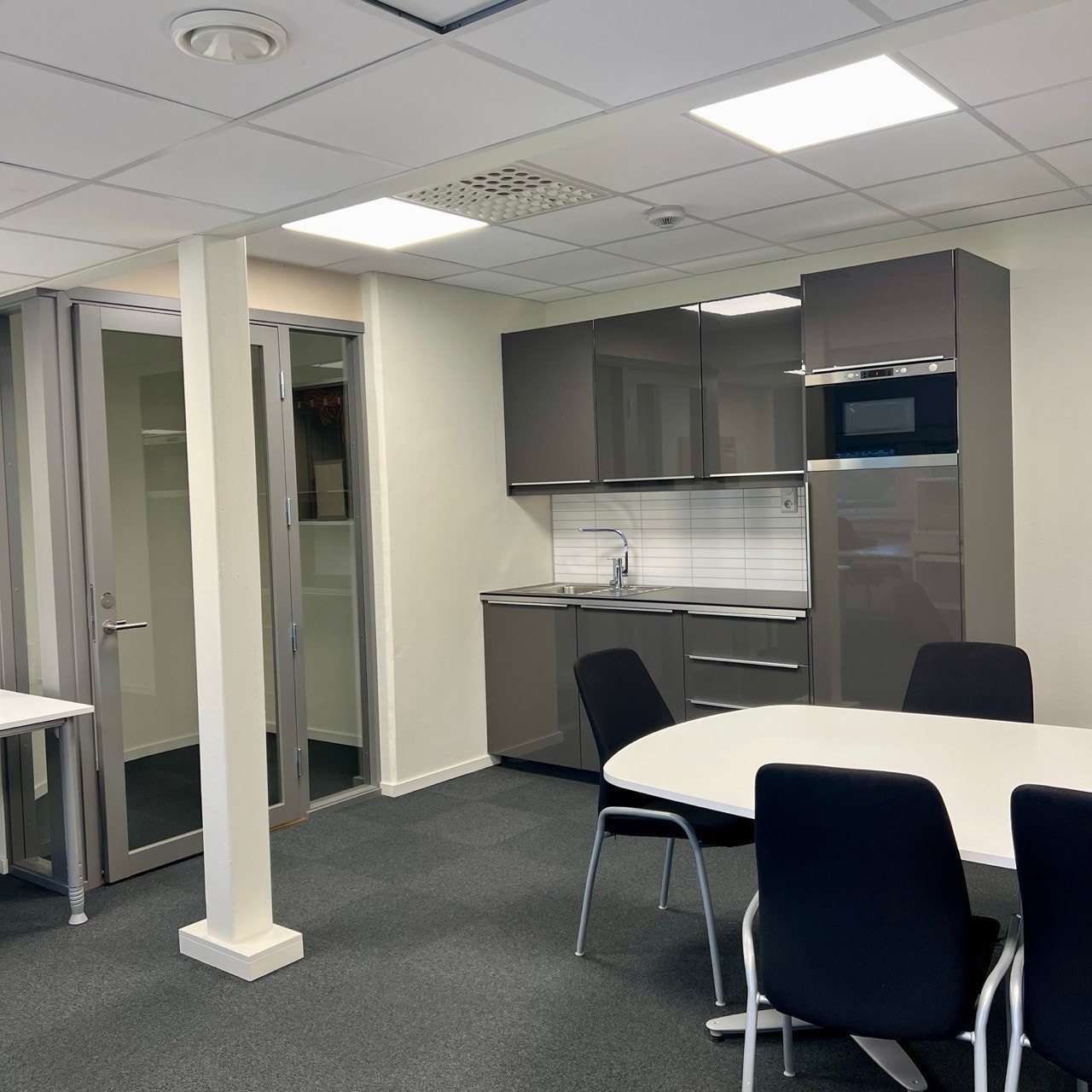 Åpent kontorlandskap med kjøkken Galleribilde