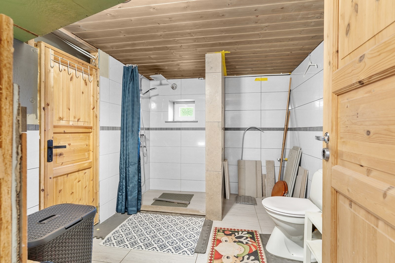 Badet i kjelleretasjen er under oppføring. Det er tegn til at badet er påbegynt av ufaglært, og kostnader til oppgradering må påregnes. Galleribilde