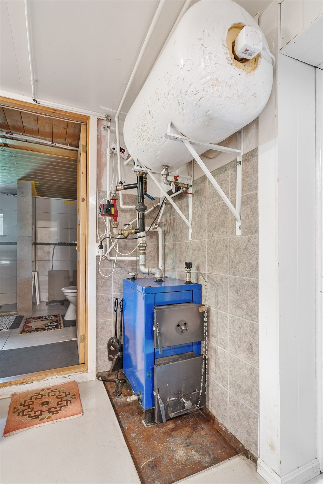 Det er installert vedfyrt vannbåren varmesystem til radiatorer i boligen. Galleribilde