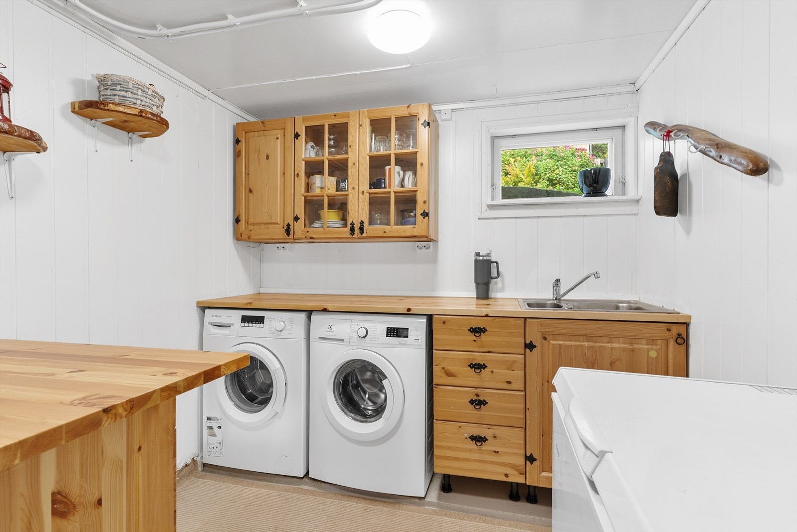 I tillegg har boligen en separat og praktisk innredet vaskekjeller. Galleribilde