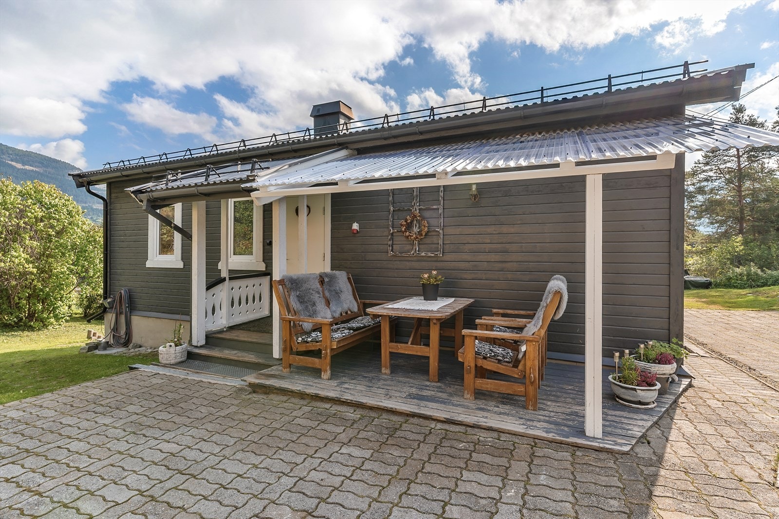 Deler av gårdsplassen er belagt med belegningsstein. Galleribilde