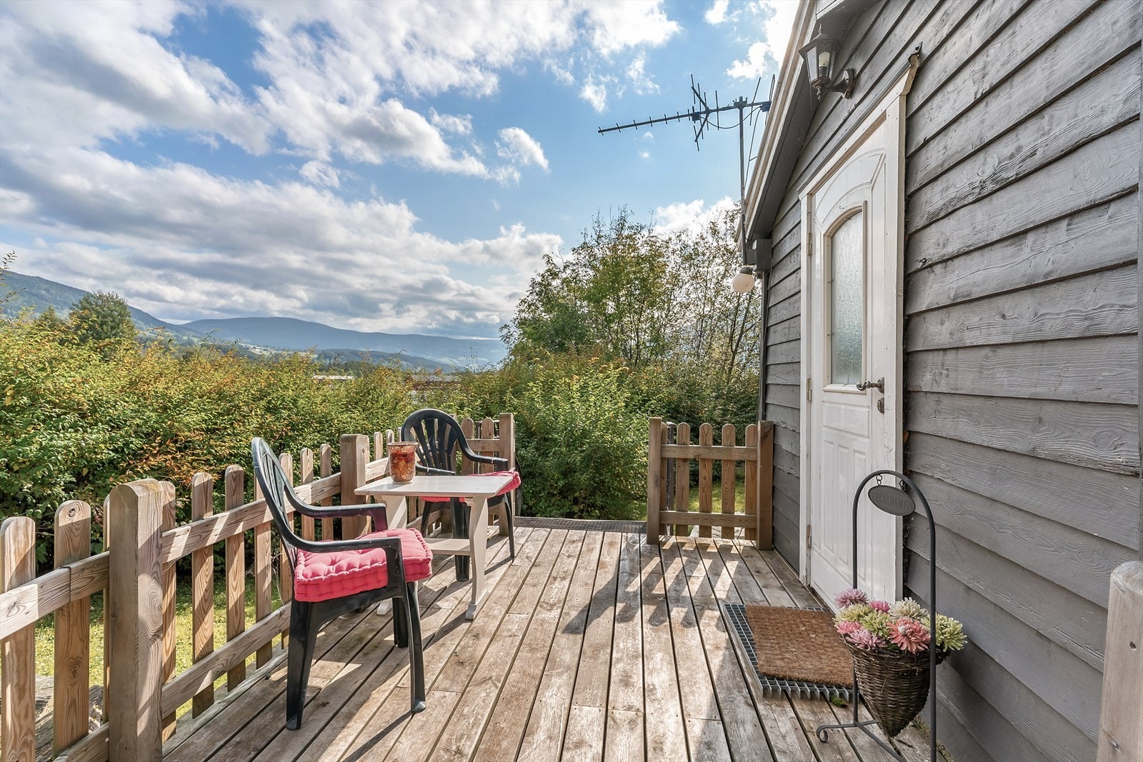 Utenfor inngangen til kjelleretasjen er det etablert en liten veranda - kjelleretasjen har også innvendig adkomst. Galleribilde