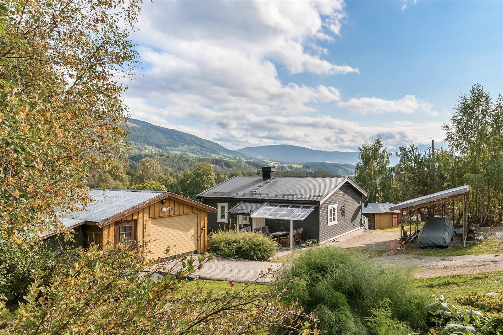 Her bor man i landlige omgivelser, omgitt av spredt bebyggelse og landbruksarealer. Galleribilde