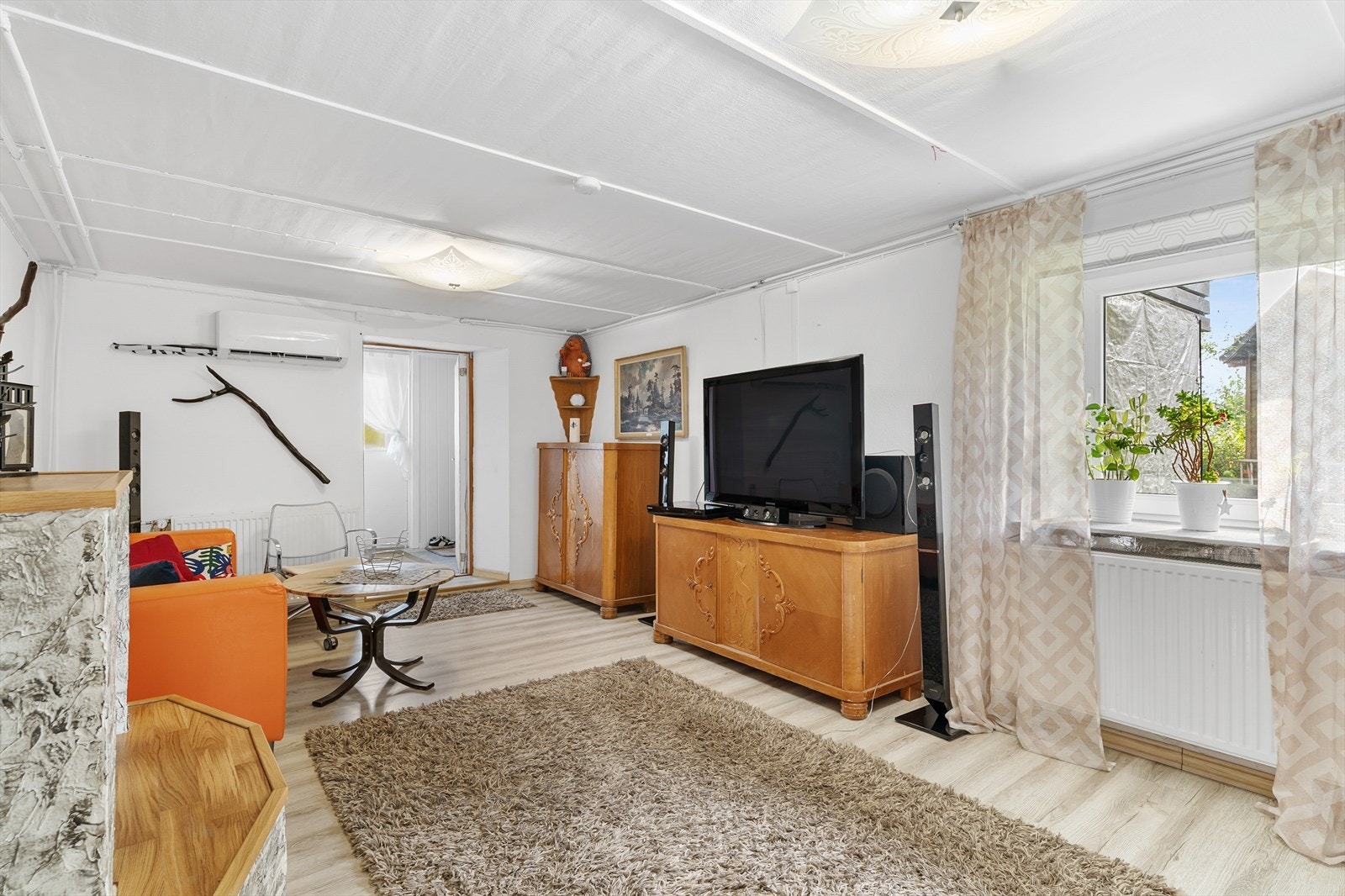 Kjellerstua er lys og anvendelig. Det er installert varmepumpe i rommet. Galleribilde