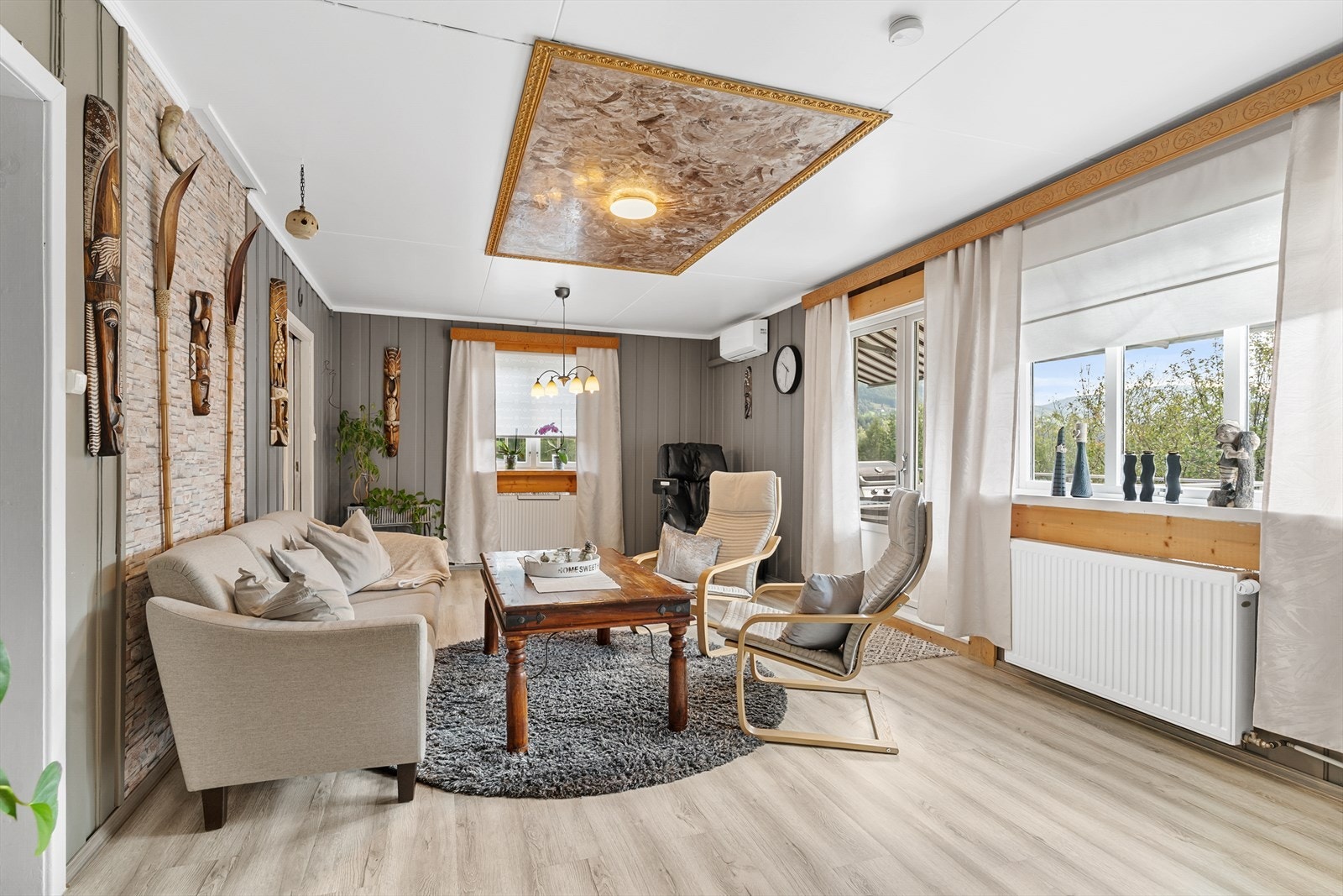 Stua har vegger malt i tidsriktig farge og laminatgulv. Galleribilde