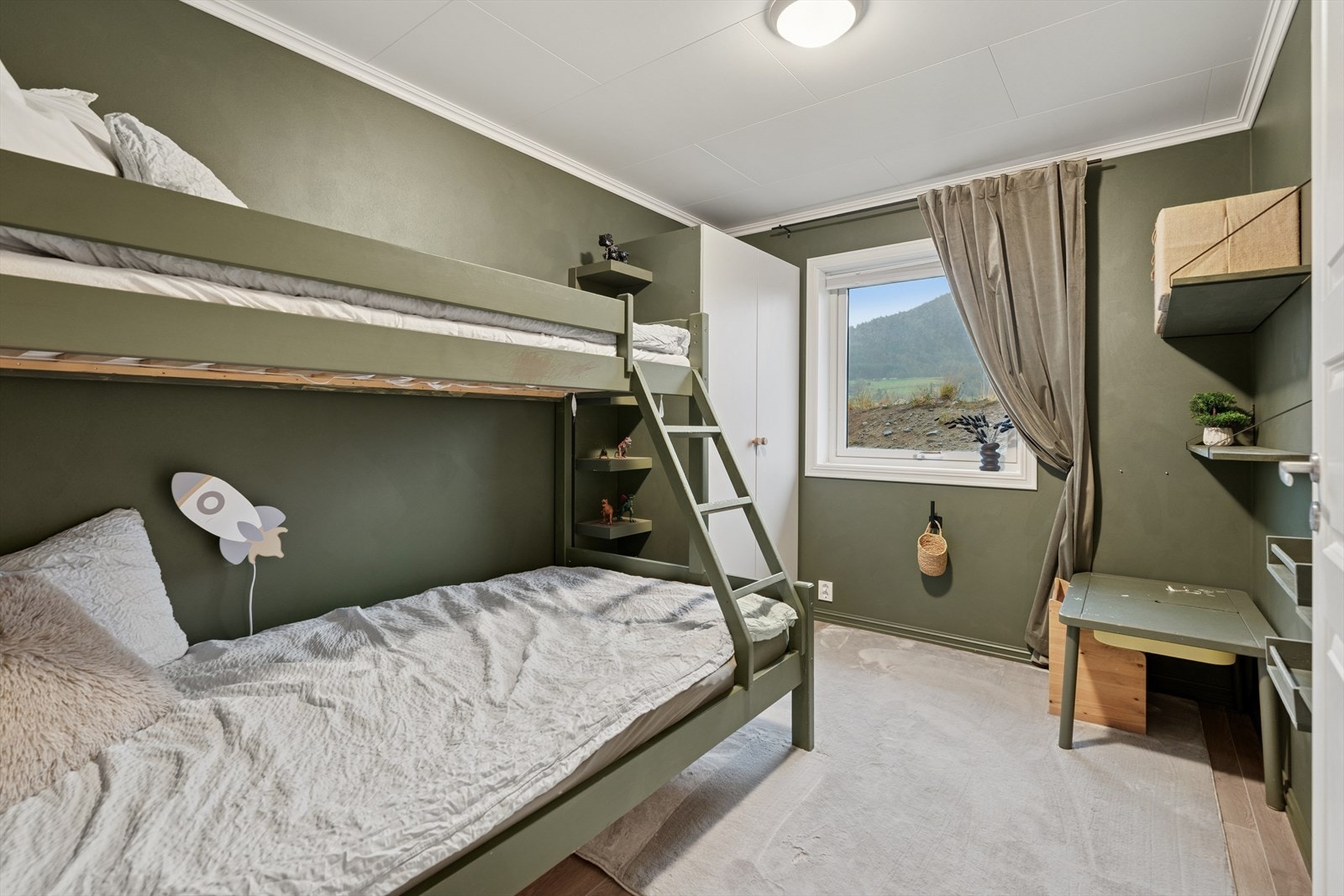 Boligen byr på tre gode soverom med plass til stor seng. Galleribilde