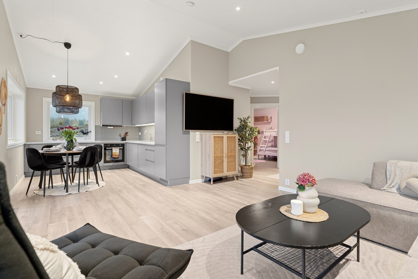 Boligen fremstår innbydende og med normalt god standard fra byggeår. Galleribilde