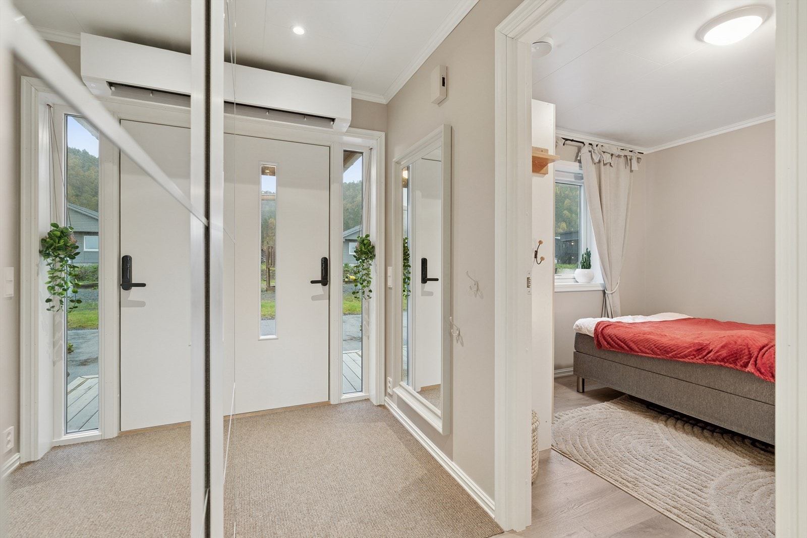 Man ønskes velkommen i en entré med skyvedørsgarderobe og varmepumpe. Galleribilde