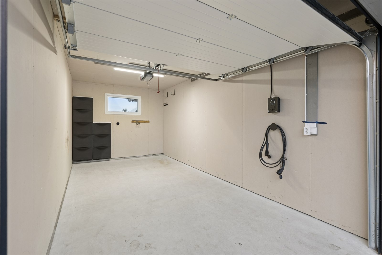 Parkering i tilhørende garasje. Galleribilde