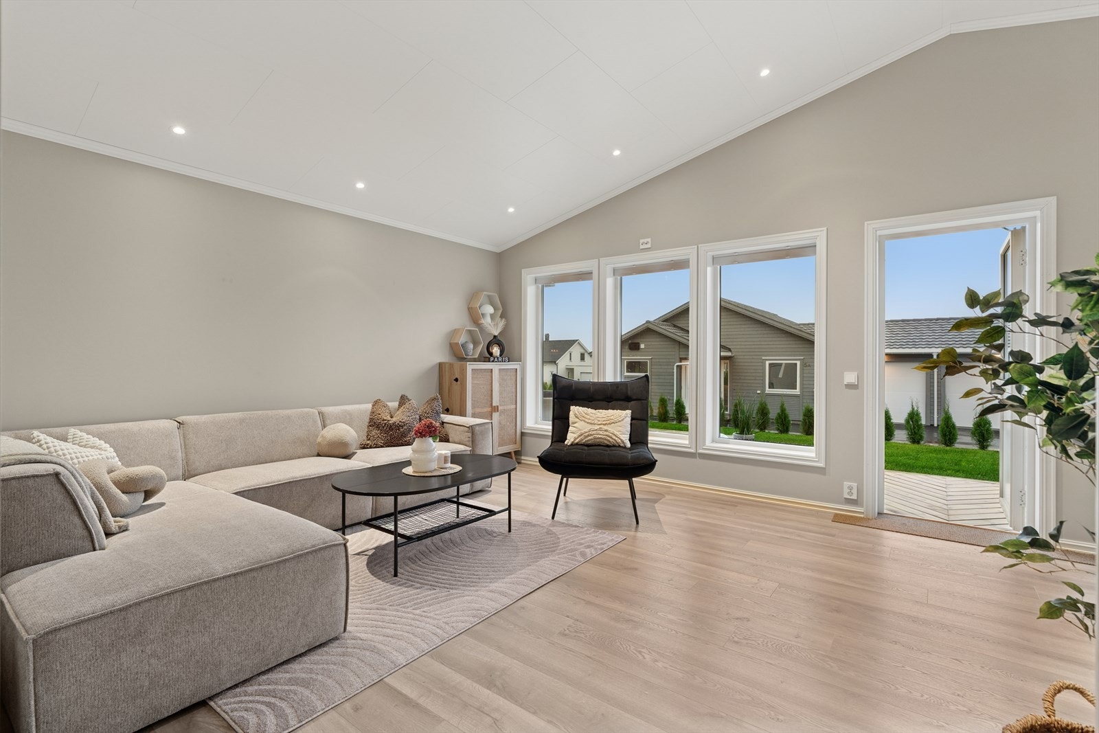 Boligens sosiale oppholdsrom; stue/kjøkken. Galleribilde