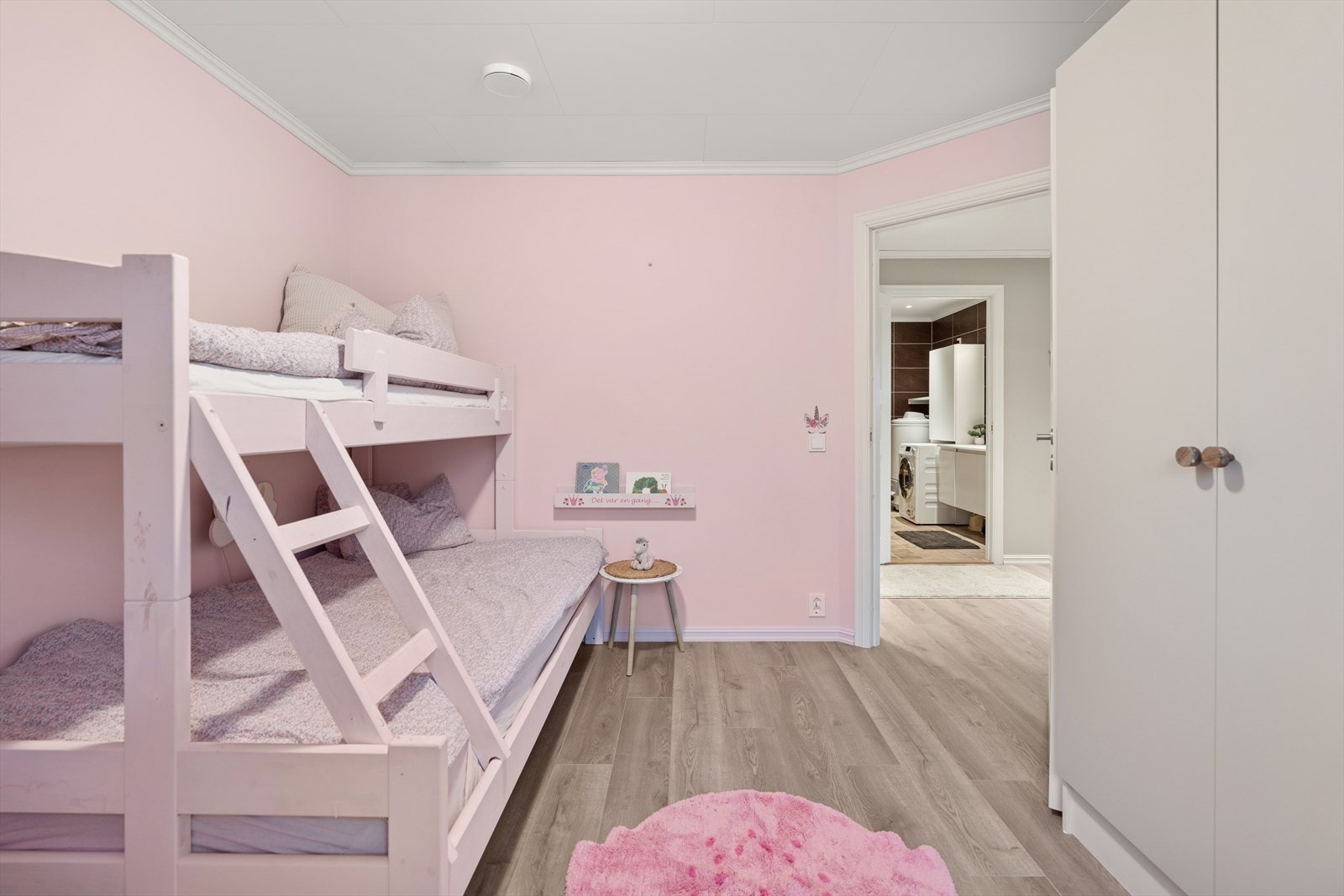 Alle soverommene har oppbevaringsplass i medfølgende skap. Galleribilde