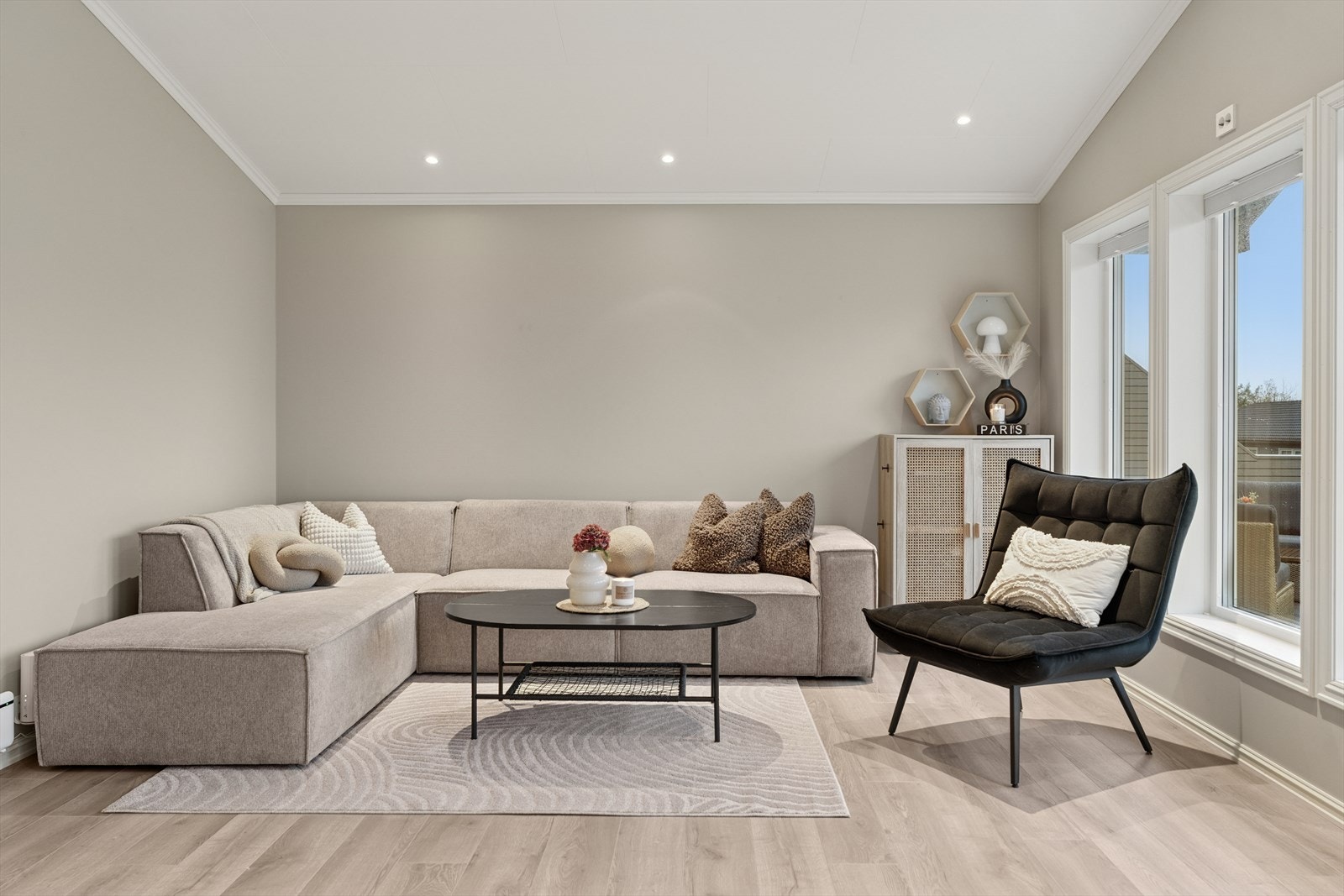 Her er det god plass til en stor sofagruppe. Galleribilde