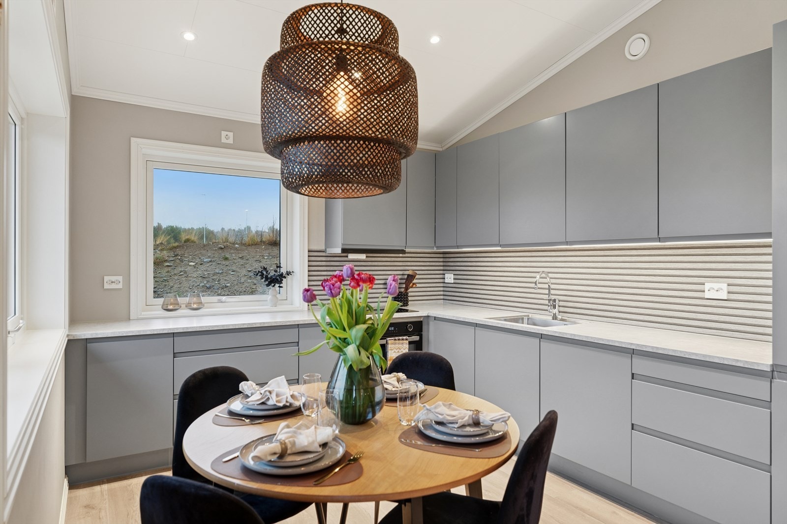 Innredningen fra HTH består av skap med glatte fronter og benkeplate i laminat. Galleribilde