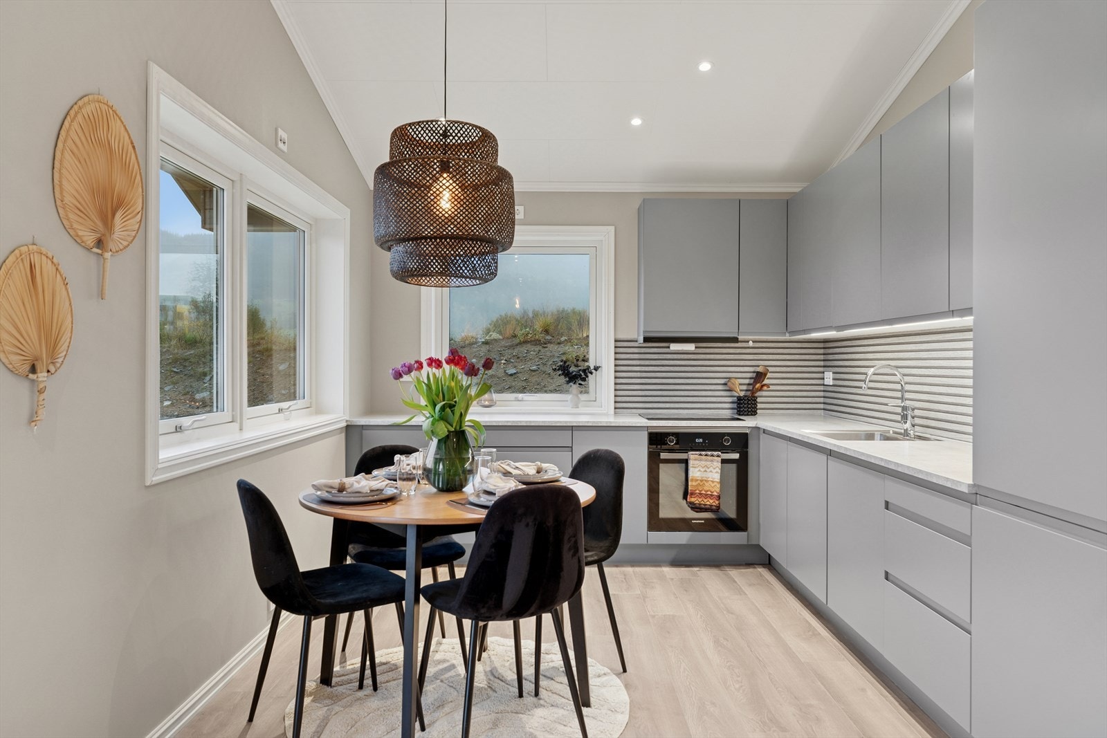 Åpen og sosial kjøkkenløsning med plass til spisebord. Galleribilde