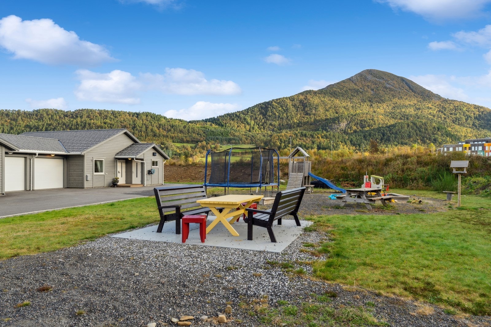 Tomten er opparbeidet med boligbebyggelse, lekeplass, parkeringsplasser og et pent uteområde med plen, beplantning samt ulike busker og trær. Galleribilde