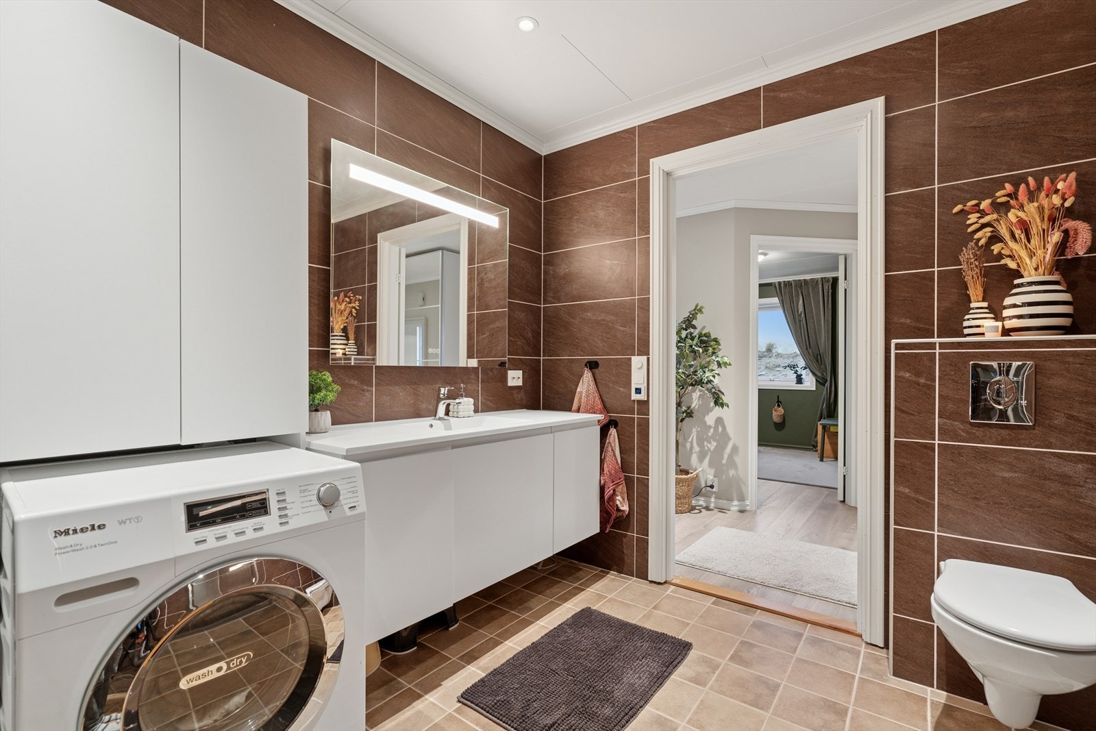 Det er opplegg for vaskemaskin på badet. Galleribilde