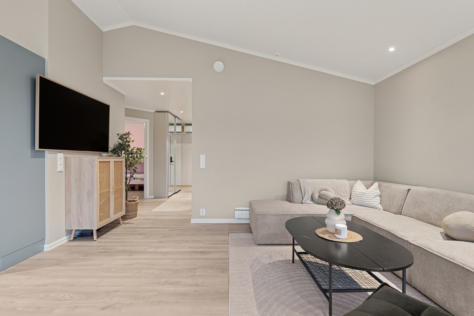 Generøs takhøyde gir rommet en luftig atmosfære. Galleribilde