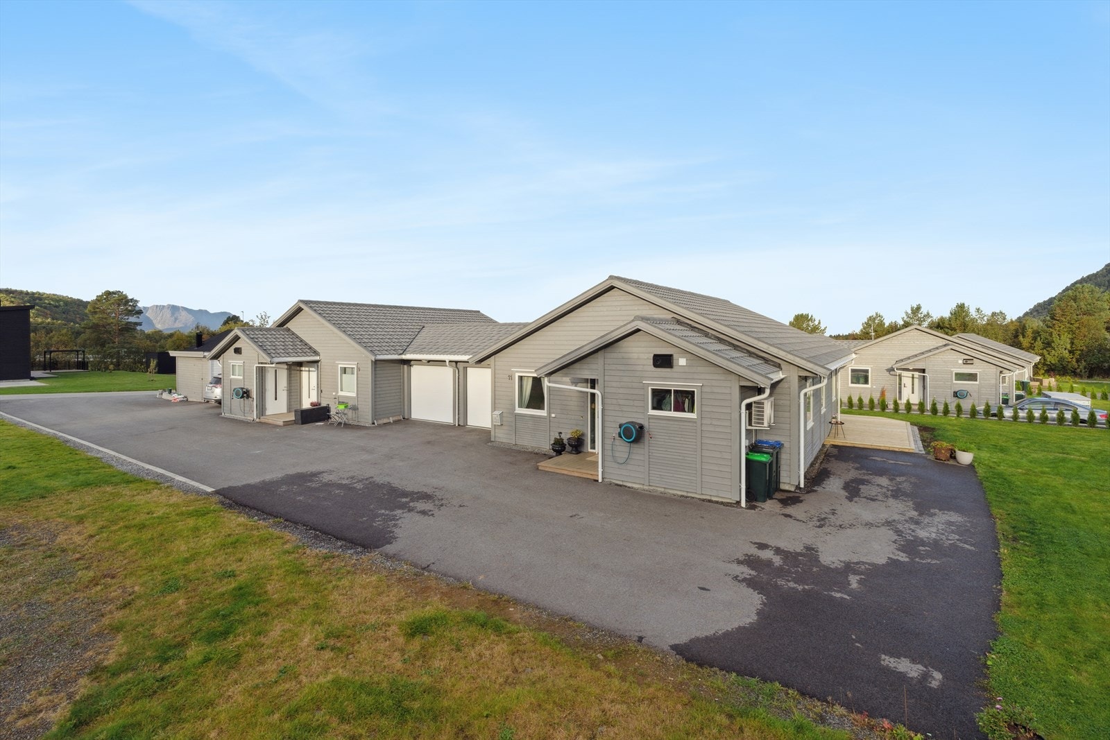 Tomten er flat og har et felleseid areal på 1217,8 kvm. Galleribilde