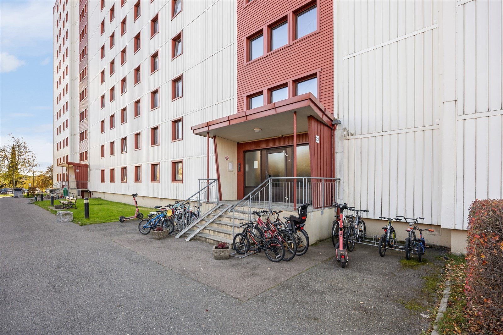 Inngangspartiet er velholdt og gir enkel adkomst til boligen med heis Galleribilde