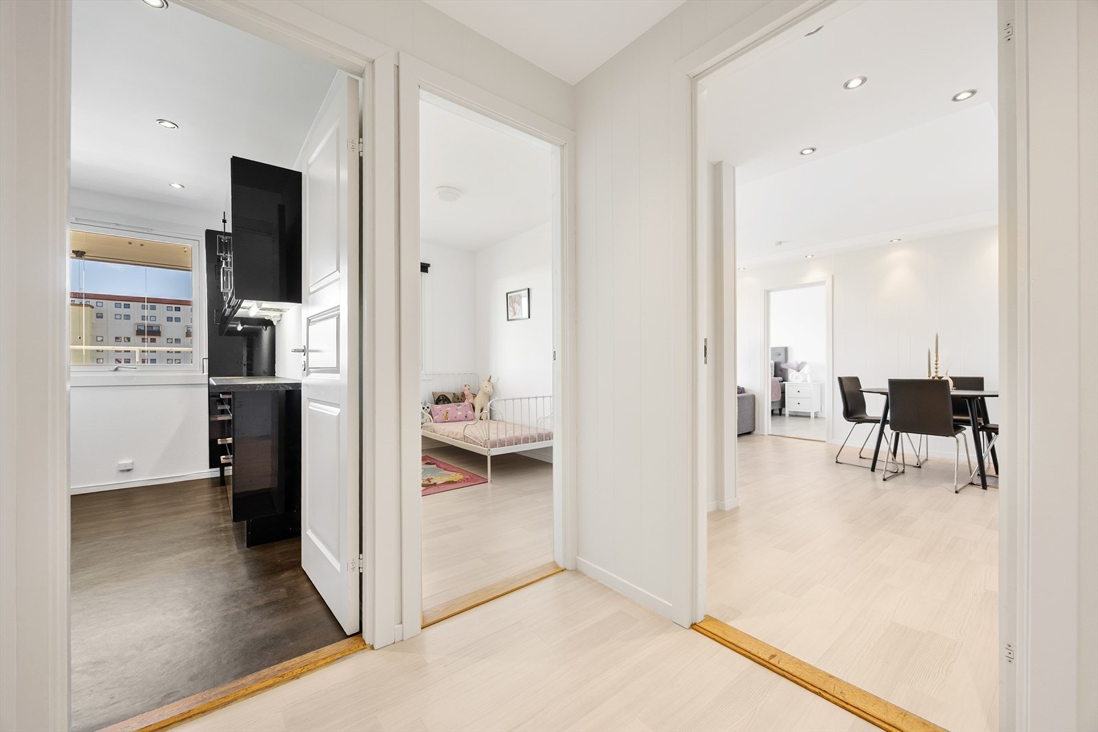 Gjennomgående lyse overflater gir et helhetlig og åpent inntrykk Galleribilde