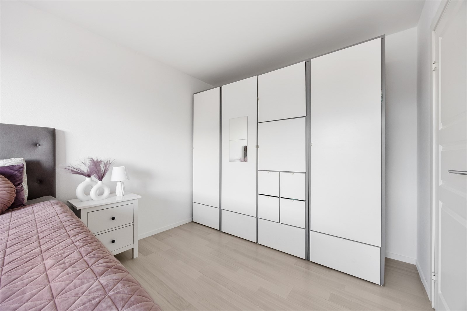 Soverommet har svært god oppbevaringsplass Galleribilde