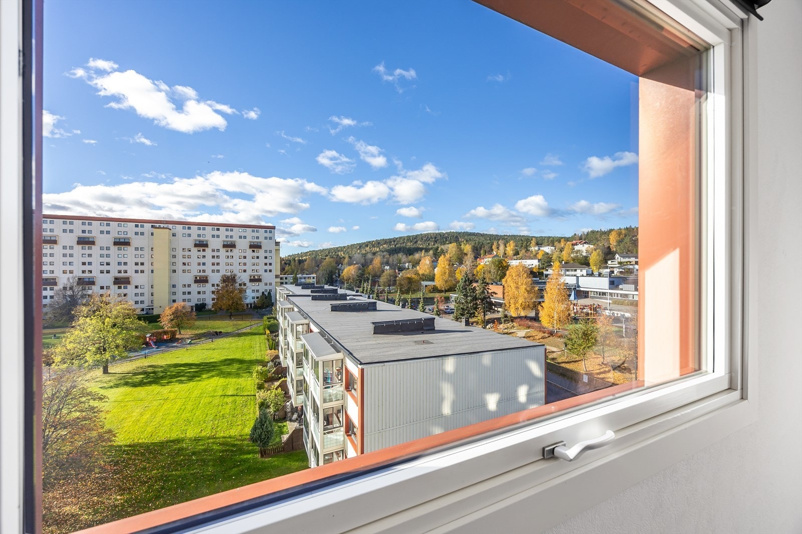 Nyt utsynet over et rolig boligområde med gode solforhold fra vinduene Galleribilde