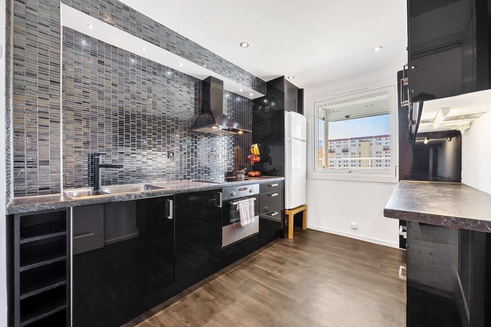 Det funksjonelle kjøkkenet byr på rikelig med skap- og benkeplass for matlaging Galleribilde