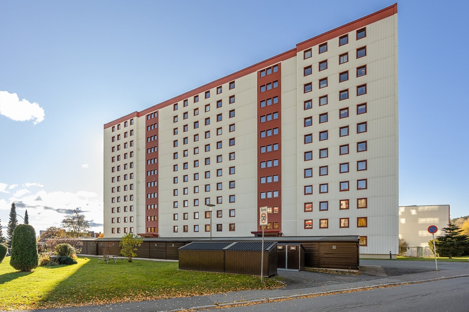 Fasaden presenterer et velkjent og tidstypisk uttrykk for området Galleribilde