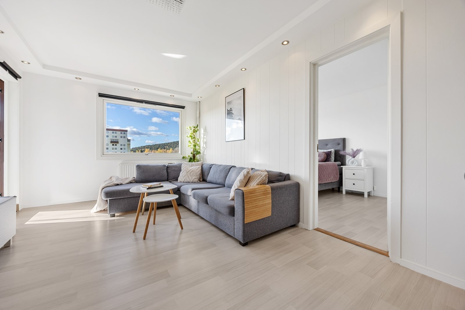 Store vindusflater fra 2017 sikrer gode lysforhold i rommet Galleribilde