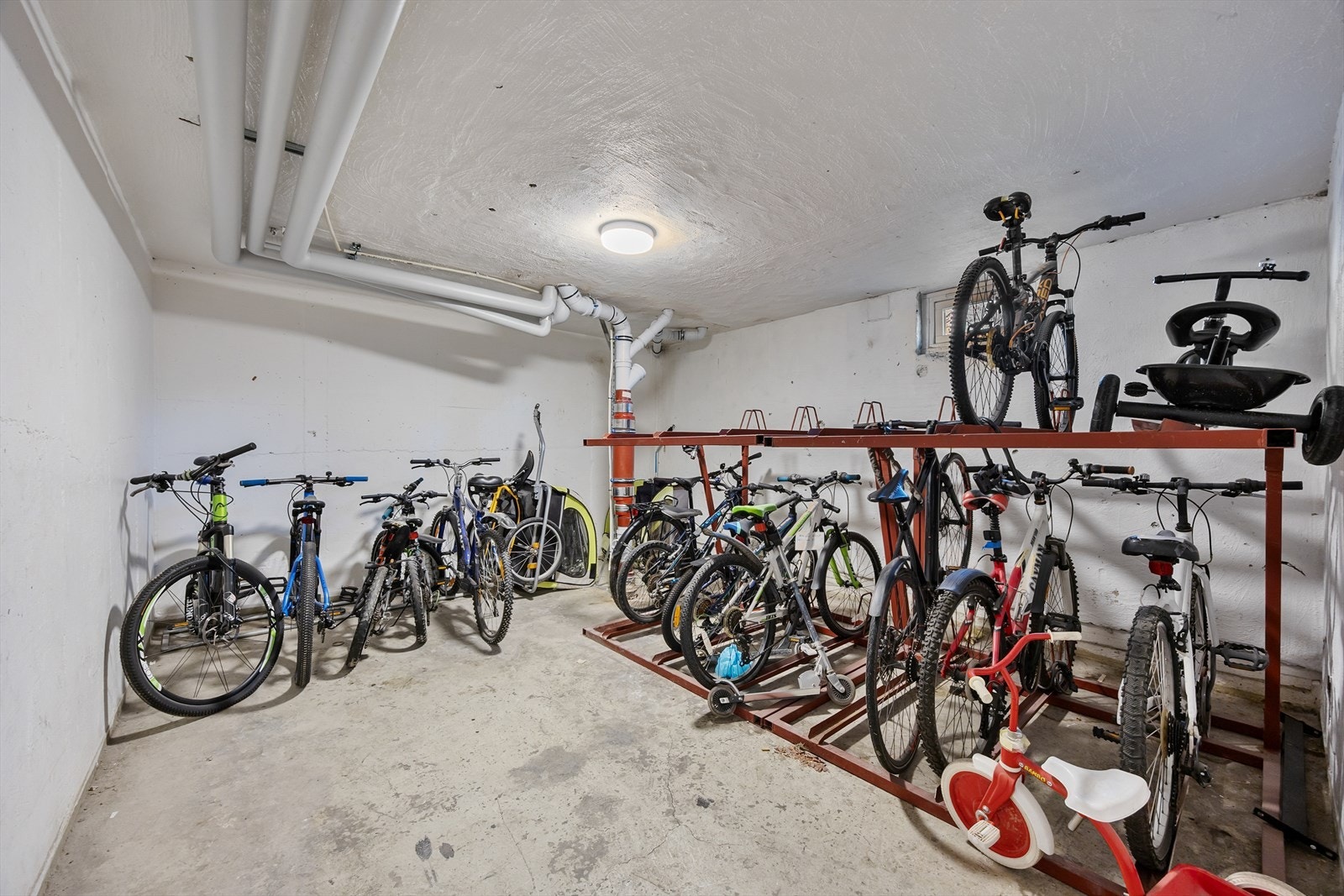 Felles sykkelparkering i byggets underetasje gir praktisk og trygg oppbevaring Galleribilde