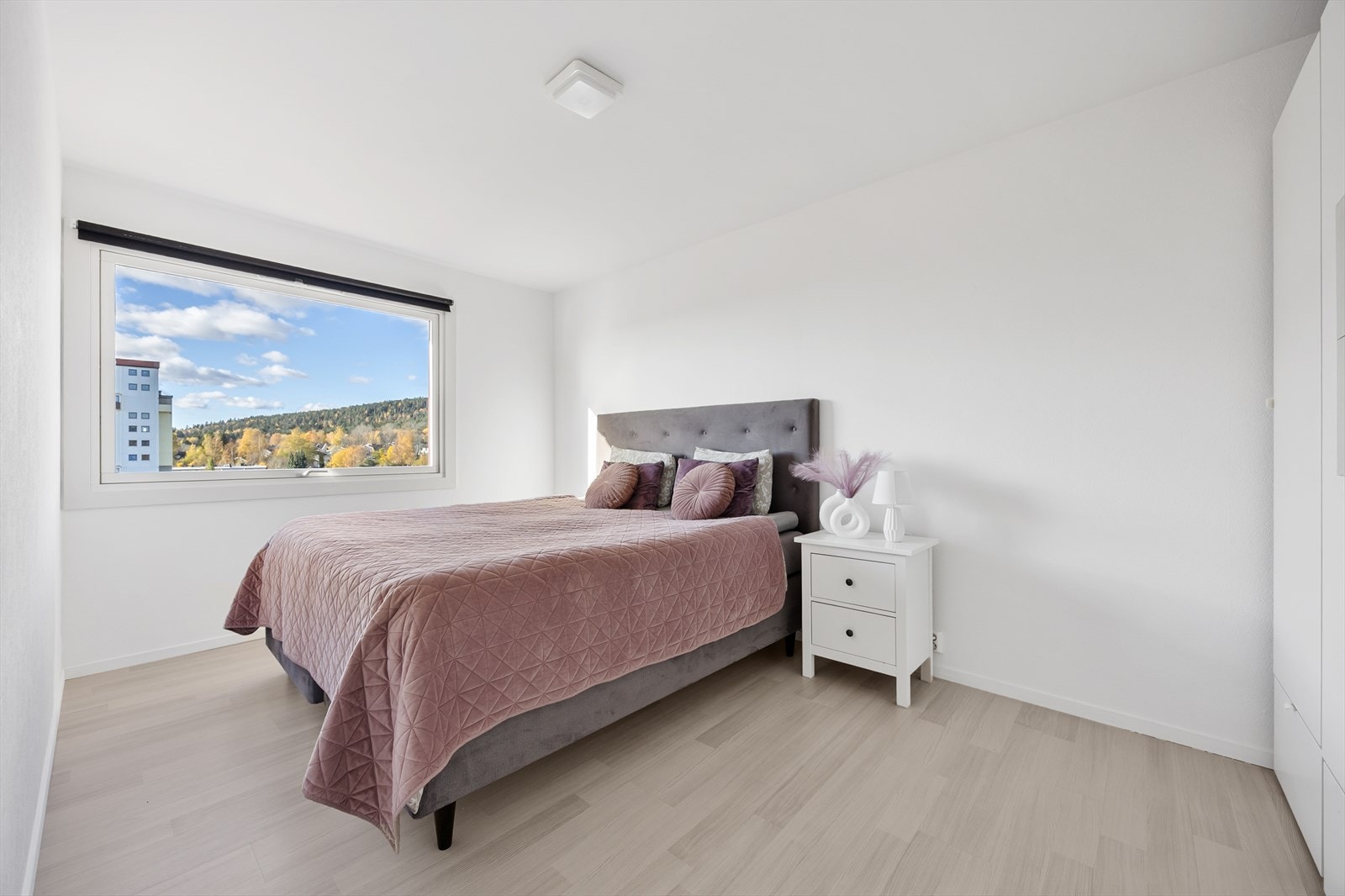 Hovedsoverommet har god plass til dobbeltseng og garderobeløsninger Galleribilde