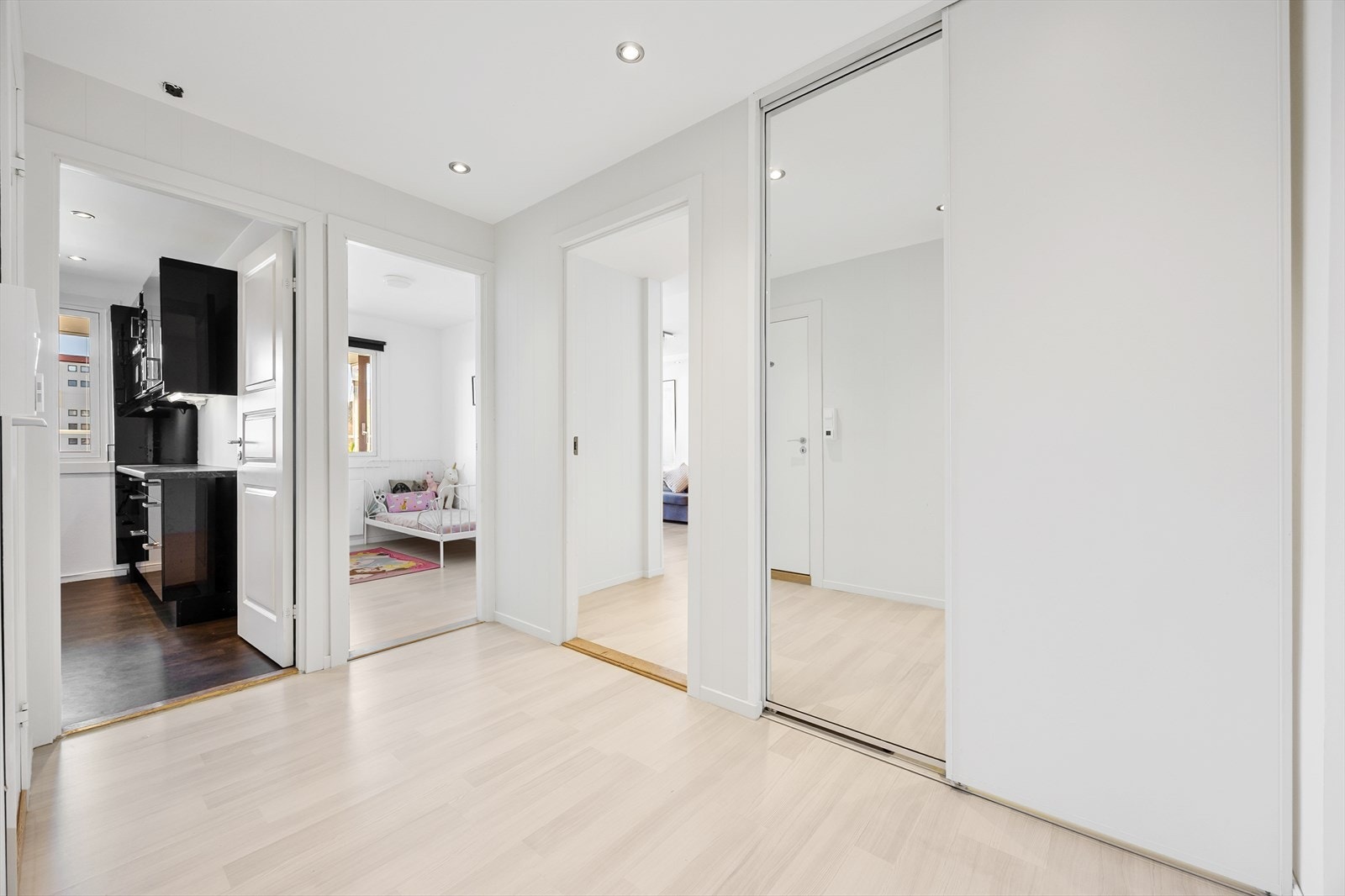 Herfra er det god forbindelse til leilighetens øvrige rom, inkludert kjøkken og soverom Galleribilde